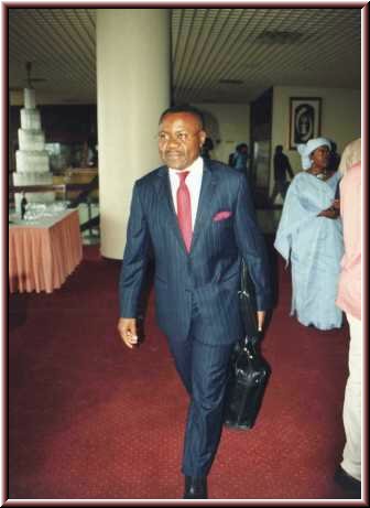 Ma&icirc;tre Gaston NGAMKAN faisant son entr&eacute;e dans la salle du s&eacute;minaire &agrave; l'h&ocirc;tel Mont FEBE de YAOUNDE (CAMEROUN)