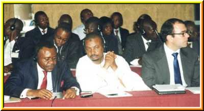 
Ma&icirc;tre Gaston NGAMKAN r&eacute;pondant &agrave; une question &agrave; c&ocirc;t&eacute; de Monsieur les professeurs IBRAHIM KHALIL DIALLO de 
l'universit&eacute; Cheick Anta DIOP de Dakar (SENEGAL) et Manuel ALBA de l'universit&eacute; de Madrid (ESPAGNE)