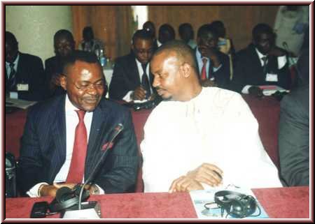 Ma&icirc;tre Gaston NGAMKAN s'entretenant avec Monsieur KHALIL DIALLO de l'Universit&eacute; de DAKAR (SENEGAL)