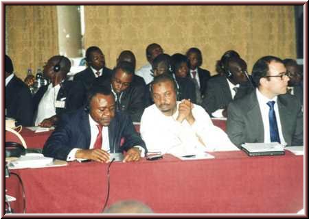 Ma&icirc;tre Gaston NGAMKAN r&eacute;pondant &agrave; une question &agrave; c&ocirc;t&eacute; de Monsieur les professeurs Ibrahim KHALIL DIALLO de l'Universit&eacute; Cheick ANTA DIOP de Dakar (SENEGAL) et Manuel ALBA de l'Universit&eacute; de Madrid (ESPAGNE)