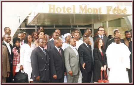 Photo de famille avec le ministre d'Etat en charge des transports repr&eacute;sentant le Premier Ministre Phil&eacute;mon YANG emp&ecirc;ch&eacute;, le Directeur G&eacute;n&eacute;ral du Conseil National des chargeurs du Cameroun (CNCC), M. Auguste MBAPPE PENDA, le Directeur G&eacute;n&eacute;ral du Conseil GABONAIS des chargeurs, le gouverneur de la r&eacute;gion du Centre, ainsi que les autres intervenants et participants