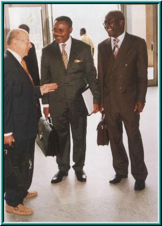 Ma&icirc;tre Gaston NGAMKAN en compagnie du Directeur g&eacute;n&eacute;ral de la marine marchande du Congo, Monsieur Jean F&eacute;lix MOUTHOUD-TIKAYA (&agrave; droite) et de l'expert de l'OMI, Monsieur Jean BERNINGAUD