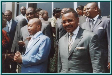 Ma&icirc;tre Gaston NGAMKAN en compagnie du Ministre, du Directeur des transports et t&eacute;l&eacute;communications de la CEMAC, monsieur Eddie MBANZA (derri&egrave;re ma&icirc;tre NGAMKAN), du Repr&eacute;sentant R&eacute;gional pour l'Afrique de l'OMI, monsieur Honorat HOBA ( &agrave; la droite du Ministre) et de l'expert de l'OMI.