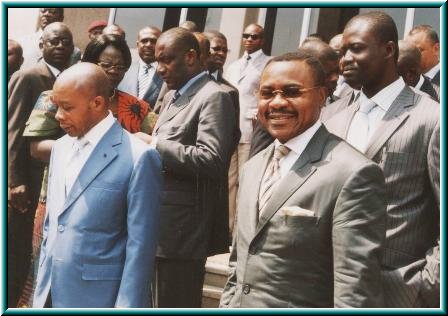 Ma&icirc;tre Gaston NGAMKAN en compagnie du Ministre, du Directeur des transports et t&eacute;l&eacute;communications de la CEMAC, monsieur Eddie MBANZA (derri&egrave;re ma&icirc;tre NGAMKAN), du Repr&eacute;sentant R&eacute;gional pour l'Afrique de l'OMI, monsieur Honorat HOBA ( &agrave; la droite du Ministre) et de l'expert de l'OMI.