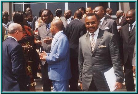 Ma&icirc;tre Gaston NGAMKAN en compagnie du Ministre, du Directeur des transports et t&eacute;l&eacute;communications de la CEMAC, monsieur Eddie MBANZA (derri&egrave;re ma&icirc;tre NGAMKAN), du Repr&eacute;sentant R&eacute;gional pour l'Afrique de l'OMI, monsieur Honorat HOBA ( &agrave; la droite du Ministre) et de l'expert de l'OMI.